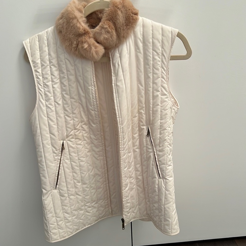 MaxMara Weekend size 10 quilted ivory/beige fur vest with zipper pockets